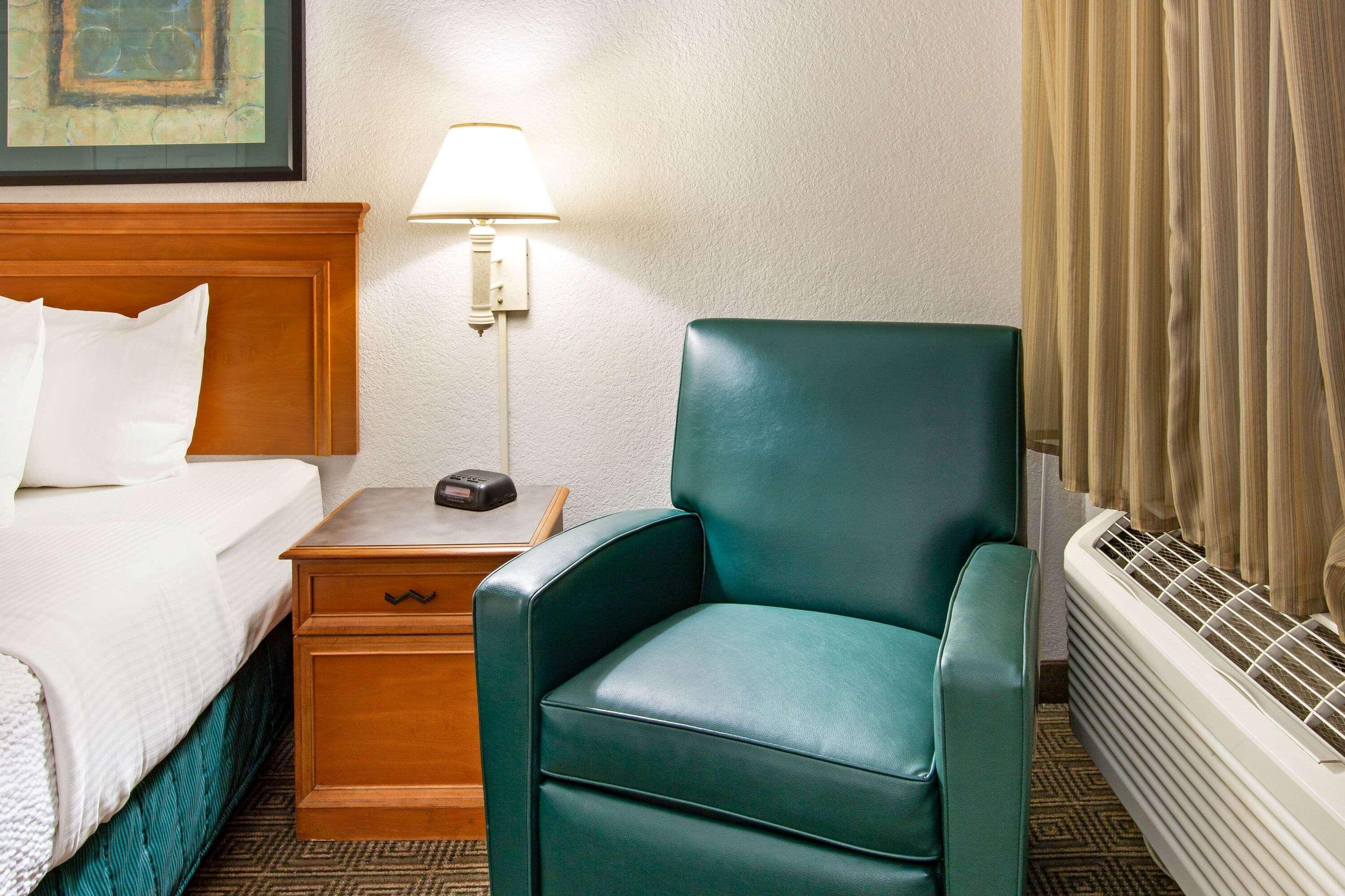 La Quinta Inn By Wyndham Albuquerque Airport Exterior photo