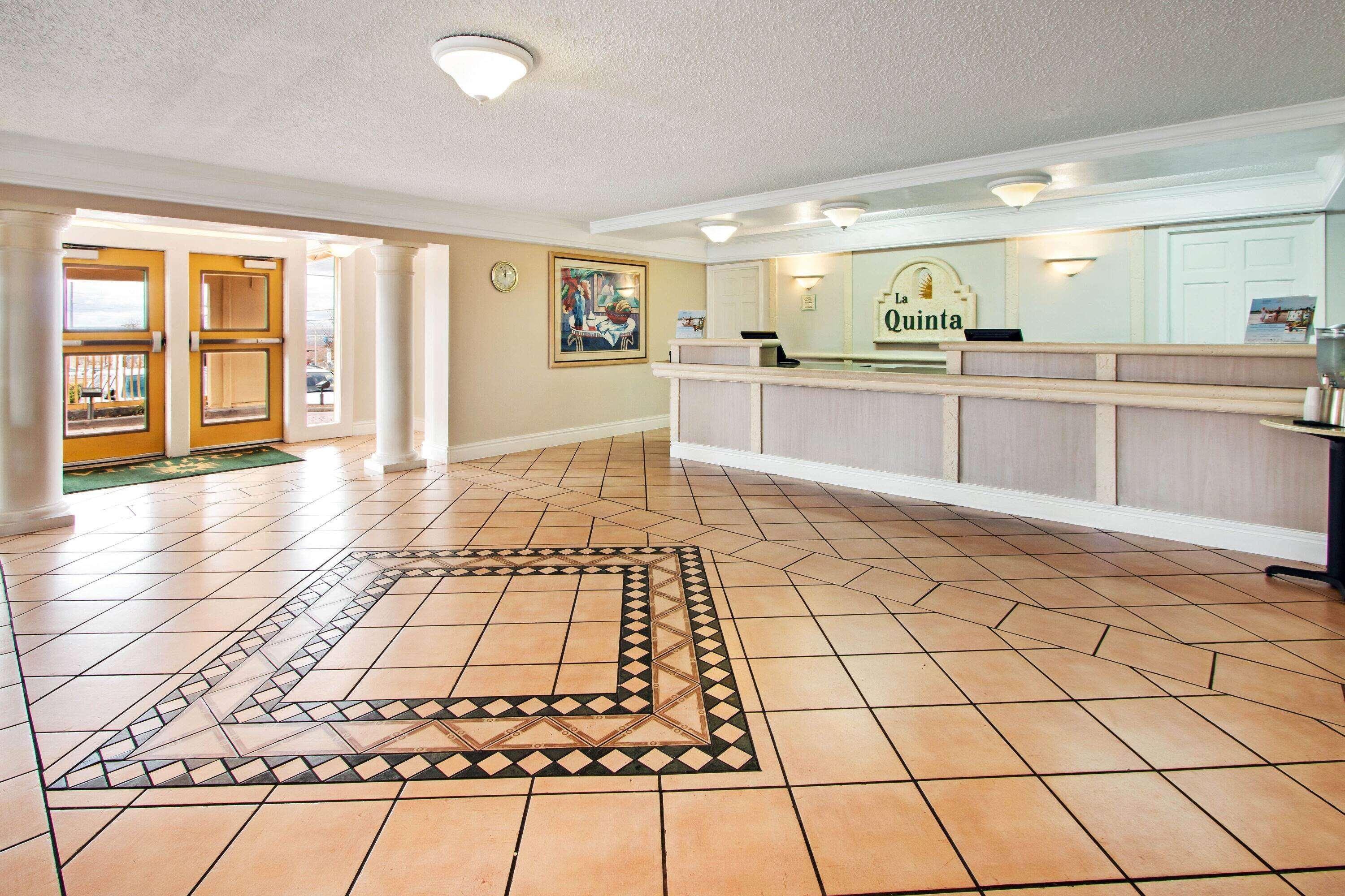 La Quinta Inn By Wyndham Albuquerque Airport Exterior photo